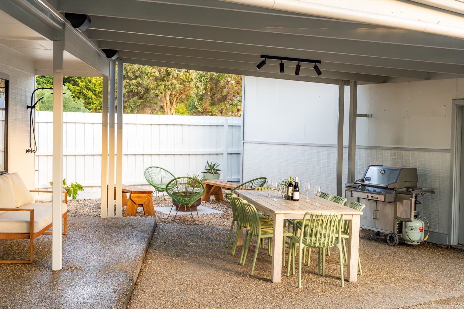 Undercover alfresco dining with BBQ and fire pit at Big Isle Retreat, Cowes